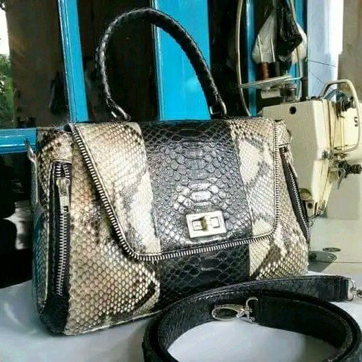 Tas Wanita Asli Kulit Buaya Papua Produksi Rumahan dengan Desain Elegan dan Fungsional
