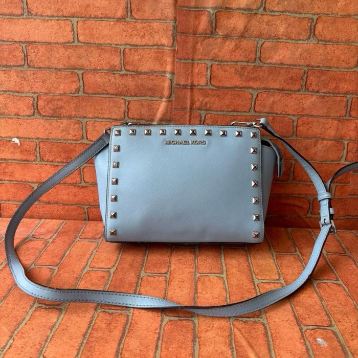 Tas Selempang Wanita M KORS Kulit dengan Desain Rantai dan Warna Biru Telur Asin Second Branded / Ta