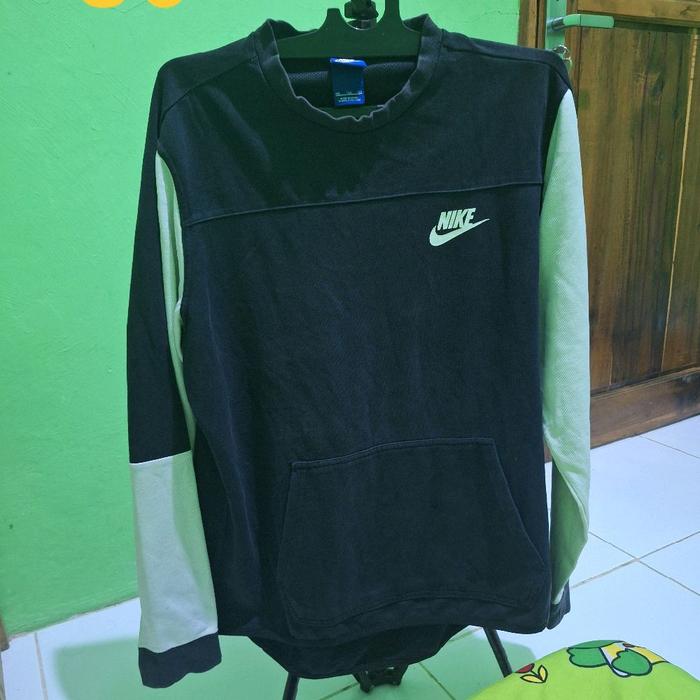 Nike Jaket Crewneck Hitam Putih dengan Logo Nike Terlihat Nyaman dan Stylish
