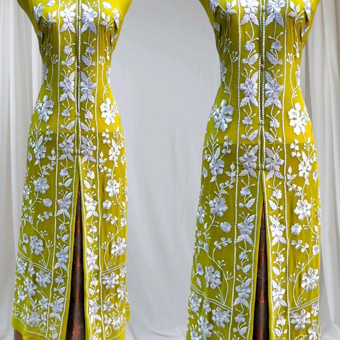 Abaya Suji Kuning Motif Bunga Putih dengan Renda Elegan untuk Tampilan Mewah Muslim