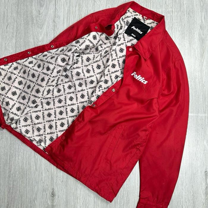Jaket Coach Feltics Merah dengan Desain Unik dan Kualitas Terbaik