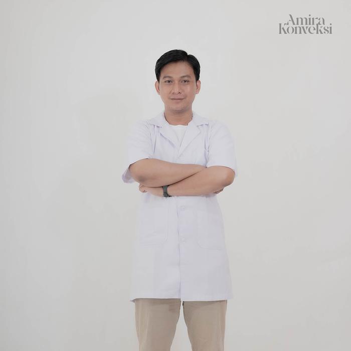 Jas Lab Dokter Lengan Pendek Pria Warna Putih – Saku Depan & Kerah Jas Elegan