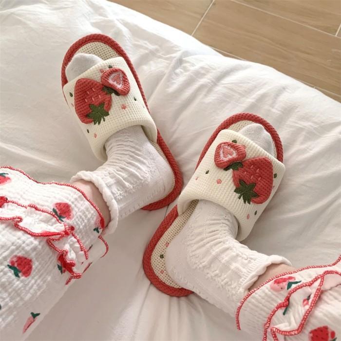 Tokkado Ichigo Slipper Sandal Rumah Kamar Buah Strawberry Stroberi Lucu