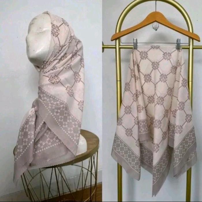HIJAB SEGI EMPAT VOAL MOTIF LUNN PUTIH TULANG