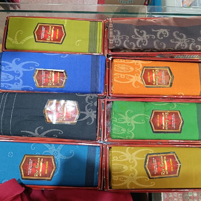 Sarung Red Borneo Samarinda dengan Motif batik Kaltim