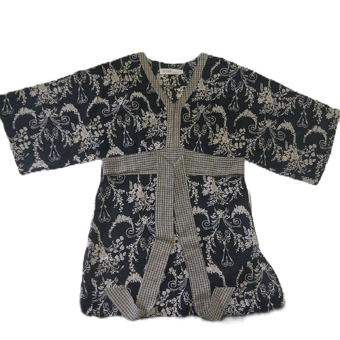St.Yves Blouse Satin Size S (Muat size S to XL) dengan Desain Elegan dan Motif Bunga untuk Tampilan 