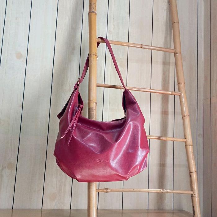 Tas Bahu Wanita Kulit Asli Warna Merah Muda Model Hobo dengan Tali Panjang dan Desain Elegan Tote Se