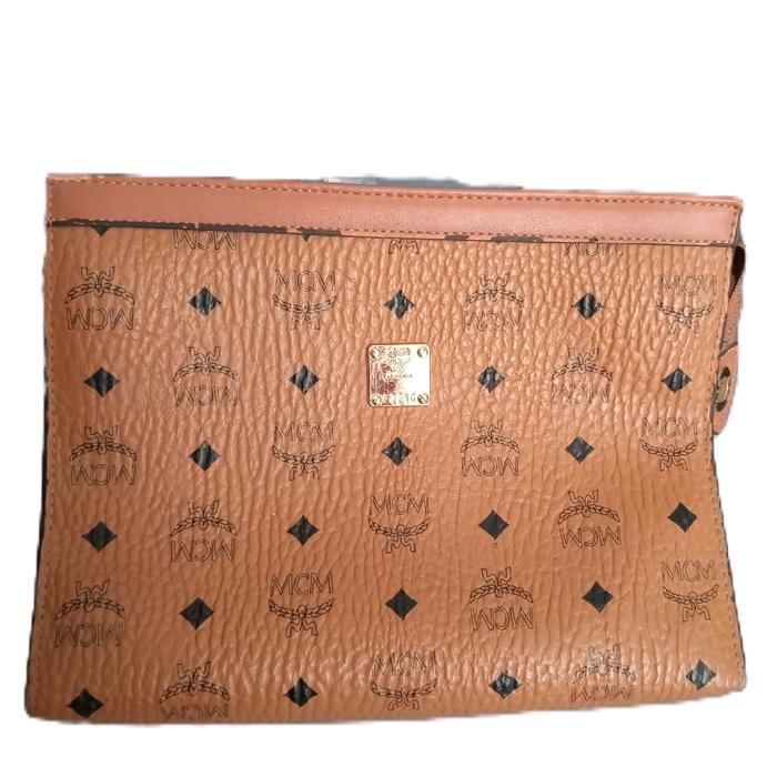 MCM Tas Tangan Pria Dewasa Coklat Motif dengan Desain Elegan dan Kualitas Tinggi