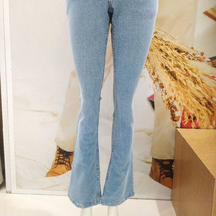 celana jeans panjang bootcut mid rise (turun pinggang)