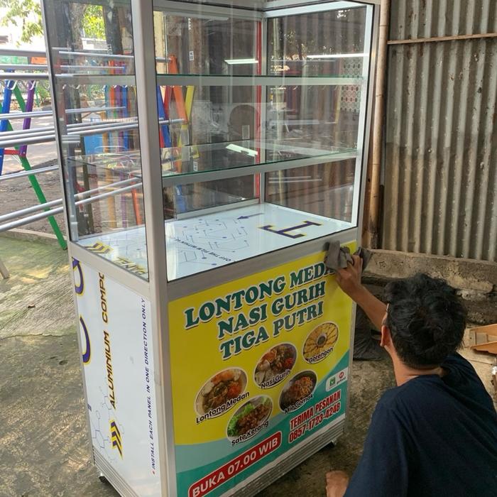 Booth etalase gerobak makanan berikut stiker lontong medan