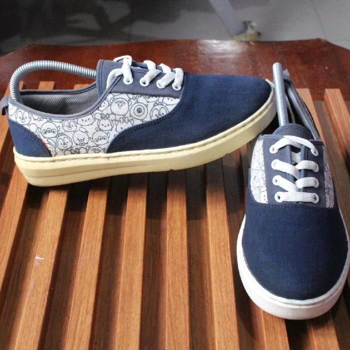 Sepatu kets kanvas "Nevada " upper kanvas,  outsole kokoh.  size 40 insole 250.
