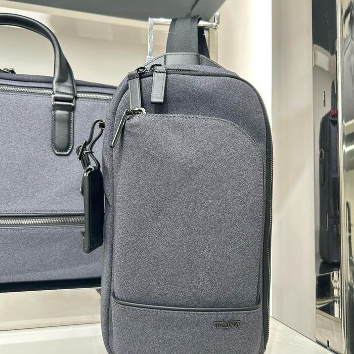 Tumi Harrison Gregory Sling Bag - Tas Selempang Modern dengan Desain Elegan dan Fungsional untuk Pen