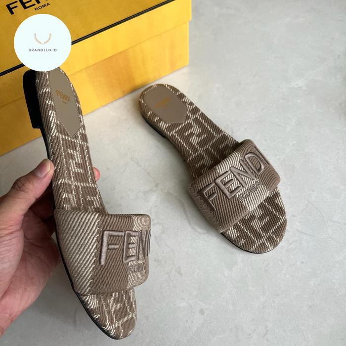 FENDI SUNSHINE FLAT SANDAL IN JACQUARD DOVE GREY