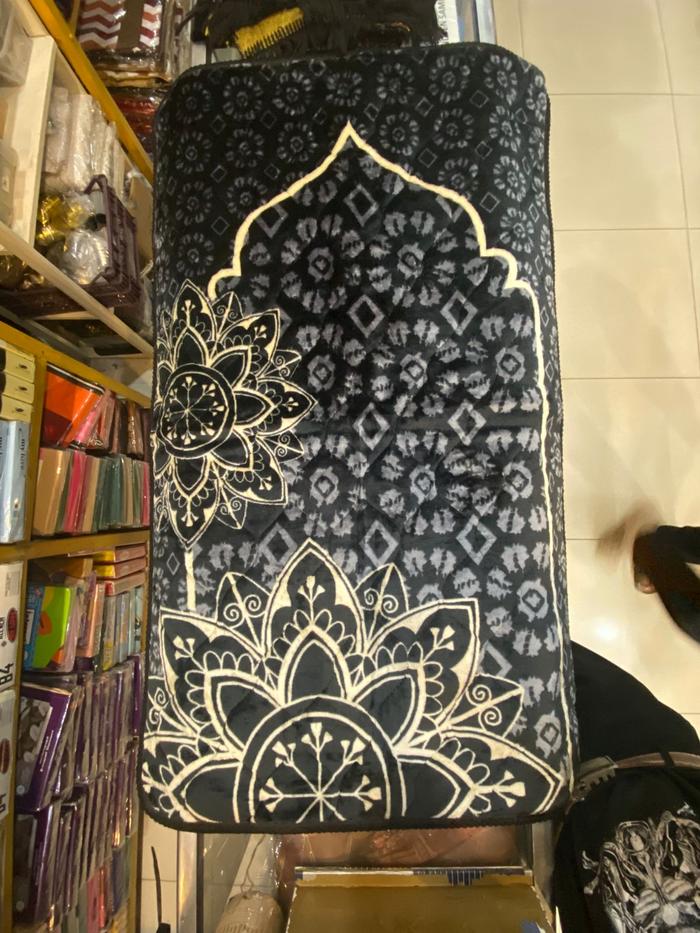 Sajadah Quilting Flora Anti Slip Tanpa Rumbai Motif Bunga Elegan untuk Ibadah