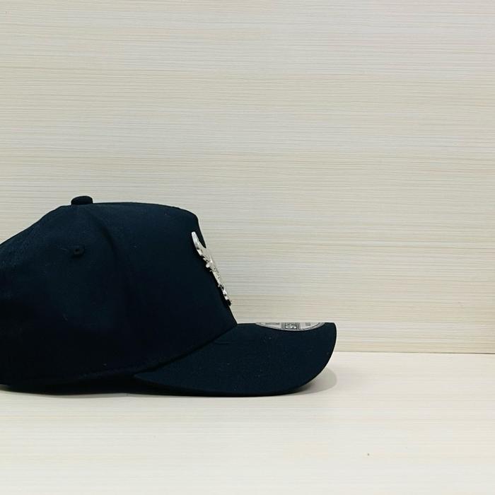 TOPI BASEBALL HITAM LOGO BESI SILVER BANTENG