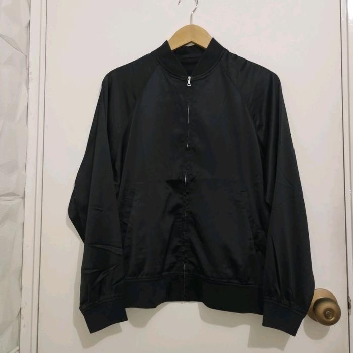 Jaket Bomber Uniqlo Hitam