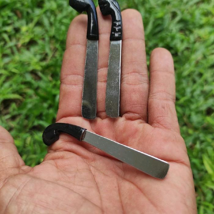 paket hemat 3 pcs pin/bros golok mini,  terbuat dari steanlis anti karat, dan gagang kayu pilihan,  