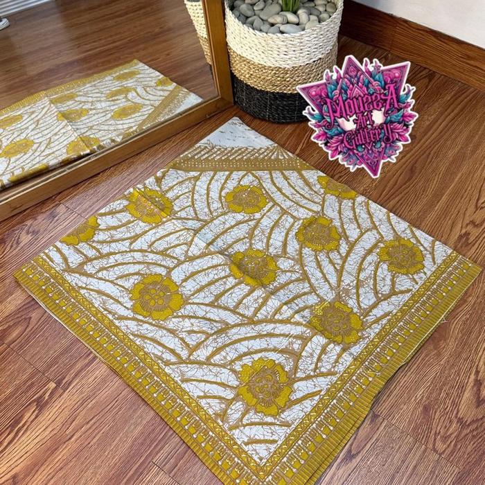 Udeng Batik Segi Empat Semi Cetak Desain Bunga Kuning Putih untuk Aksesoris Kepala Acara Adat