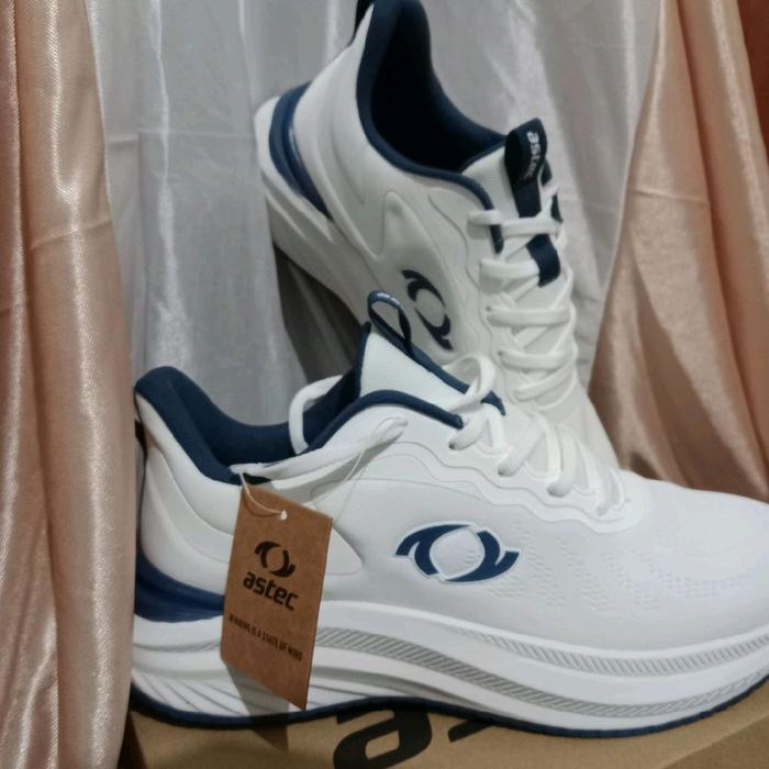 sepatu Astec Luis Running size 44 warna Putih, kondisi Baru, Original. Sneakers