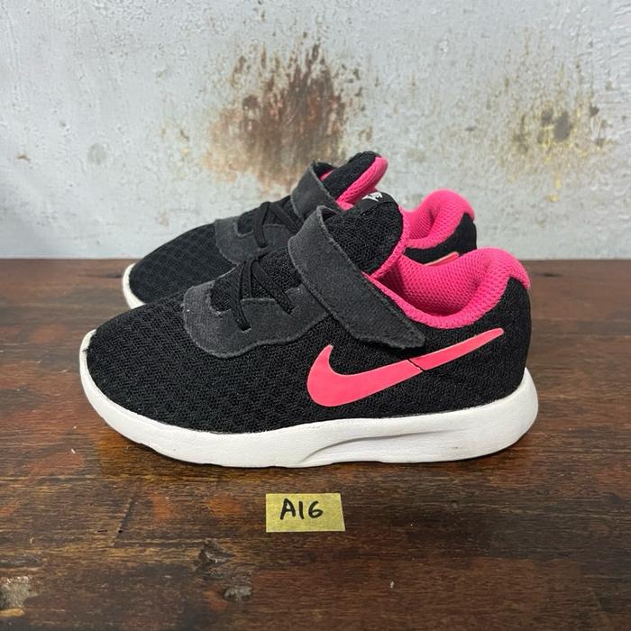 Sepatu anak second ori nike tanjun black pink size 25