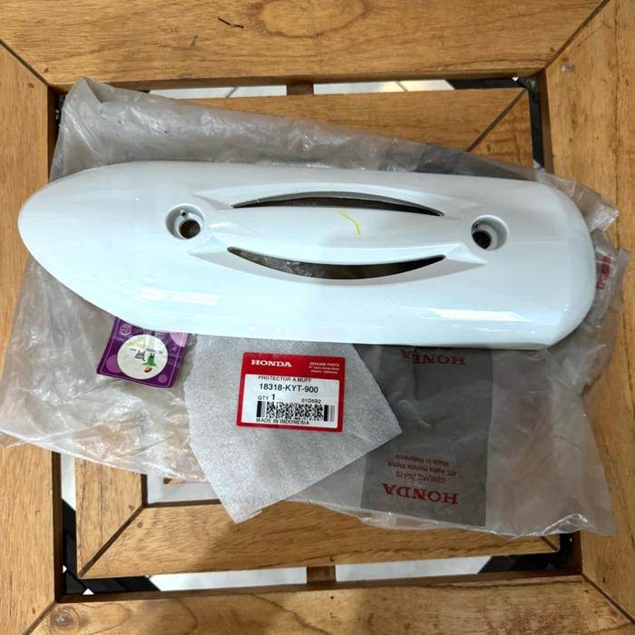 Cover Tameng Knalpot Scoopy Karbu Putih Original AHM 18318-KYT-900
