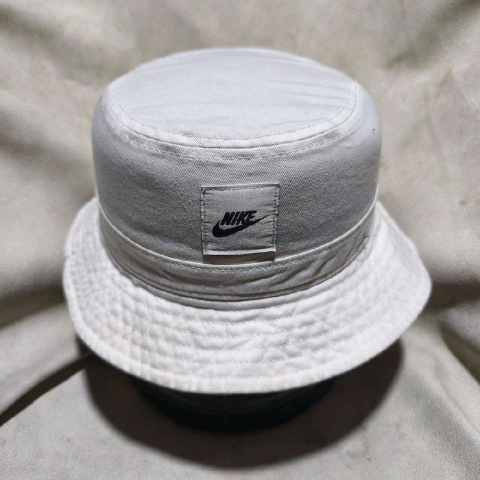 Topi bucket pria Nike putih bekas