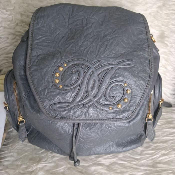 Tas Ransel Wanita DAKS Kulit Asli Tebal Lembut Berembos Cantik Aksen Stut dengan Logo DD Penutup Pak