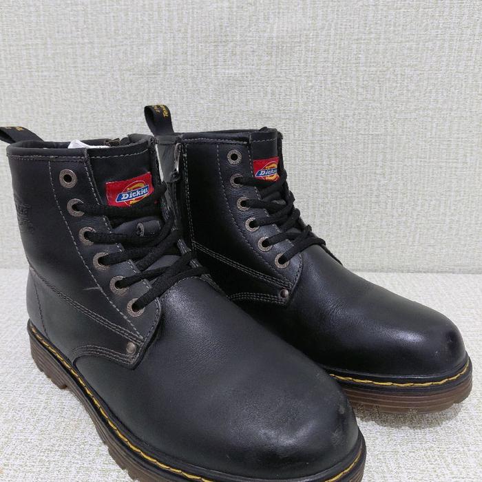 Dickies fullblack berziper size 45 insole 27.5 cm tertera d tag 28 ke 28.5 cm bisa pakai