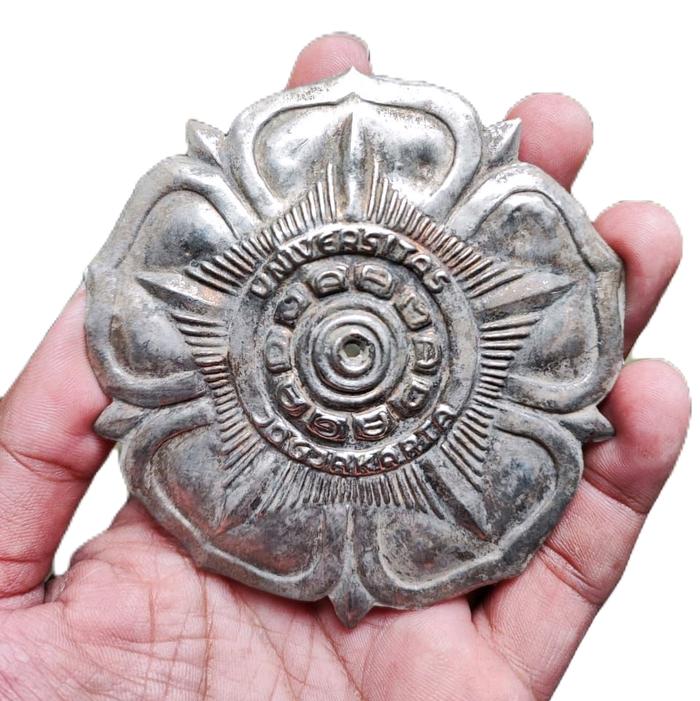 Badge Pin Logo UGM Antik Bahan Kuningan