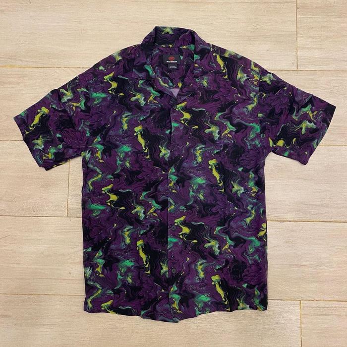 Kemeja Pria Pull&Bear Motif Abstrak Ungu Hijau Size S - Lengan Pendek Casual Second