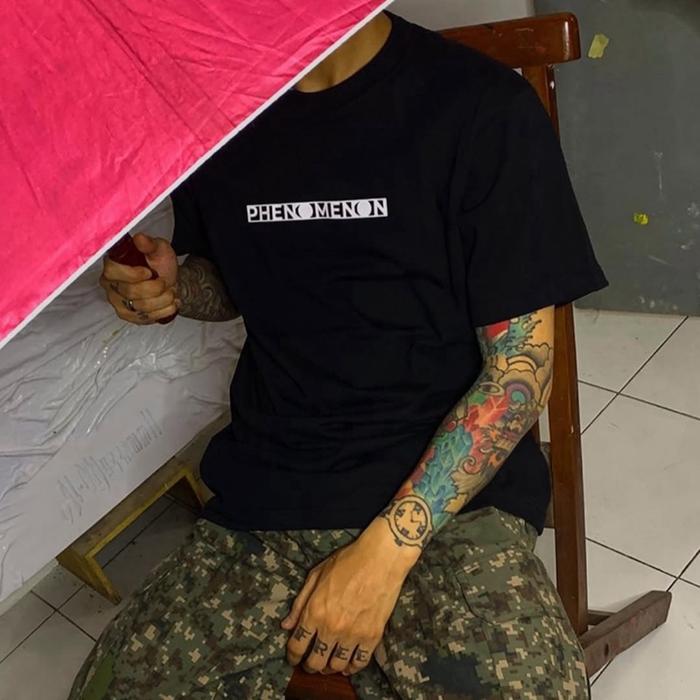 Phenomenon Tshirt Phenomenon Hitam dengan Desain Sederhana dan Nyaman untuk Dipakai Sehari-hari