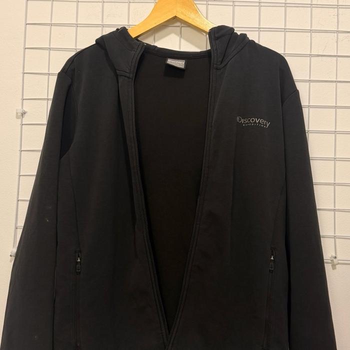 Discovery Jaket Hoodie Hitam dengan Logo Discovery di Dada