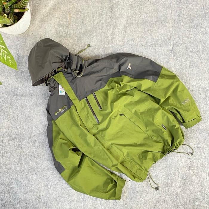 Outdoor jacket columbia titanium  2 tone gorpcore super cakep warna pekat