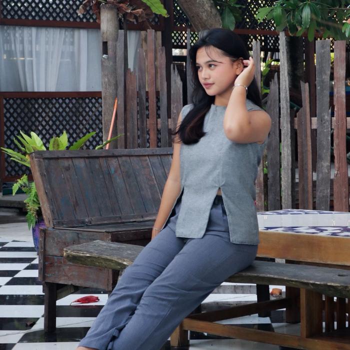 Her Name is Chloe Top Atasan