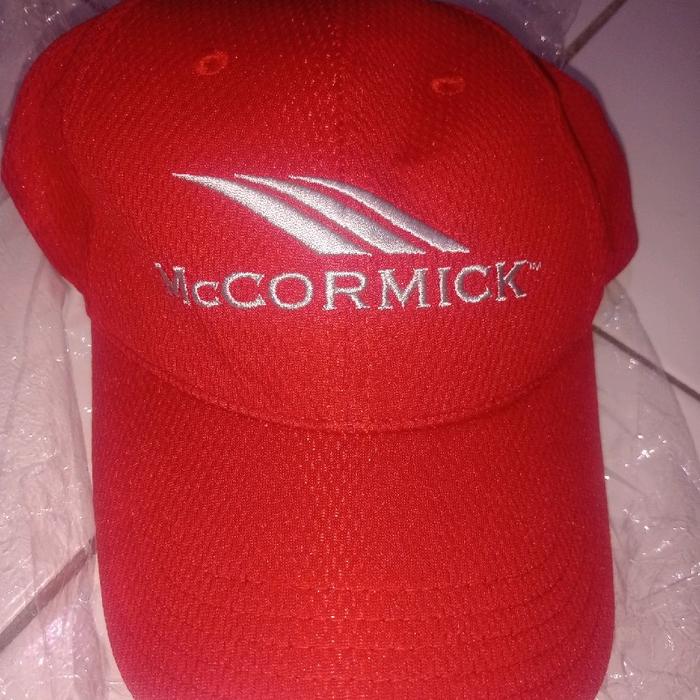 Topi McCormick sesuai foto merah menyala