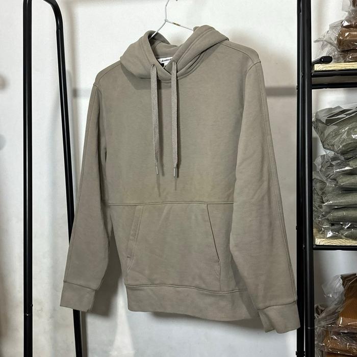 Jaket Athleta Hoodie Ash Grey dan Black dengan Desain Minimalis dan Nyaman untuk Penggunaan Sehari-h