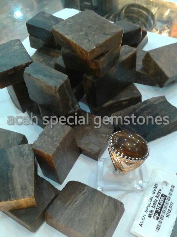 bongkahan fosil kayu / batu kayu _ asli aceh _