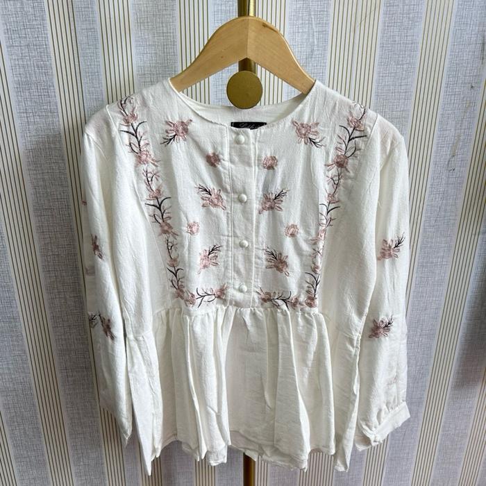 Blus Wanita dengan Motif Bunga dan Ruffle di Bawah dari LADELA.ID