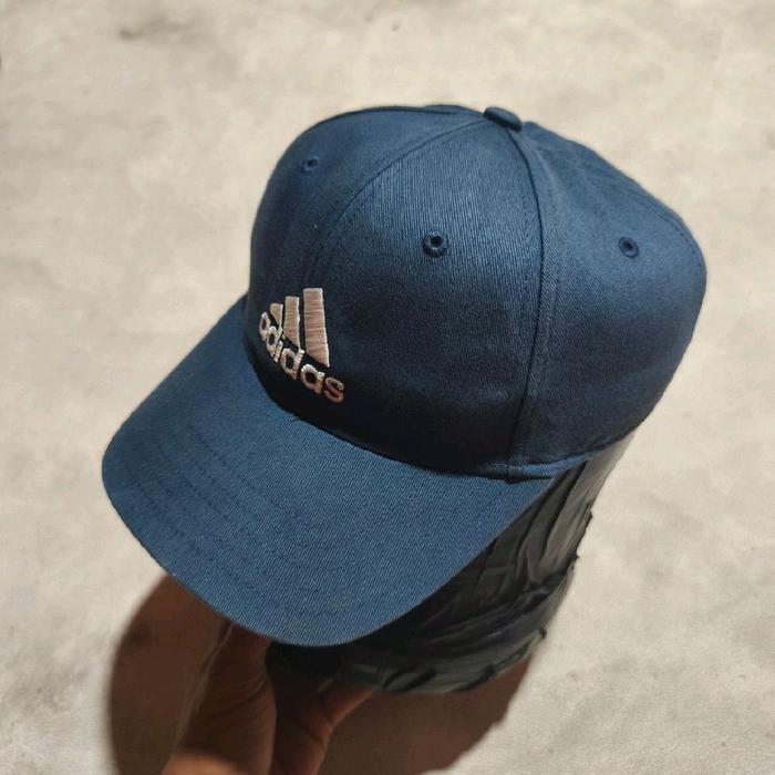 Topi snapback pria adidas  biru bekas