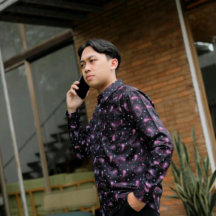 M25 - Kemeja Pria Lengan Panjang Motif Paisley Hitam