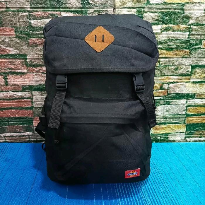 Dickies Tas Ransel Daypack Hitam dengan Desain Tali dan Logo Merah