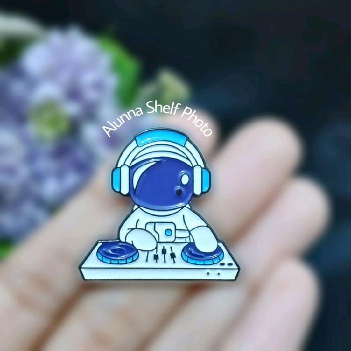 Pin Enamel Astronot DJ headphone | Bros Brooch Aksesoris