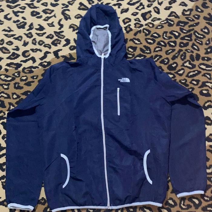 The North Face Jaket Pria Panjang Parasut.
