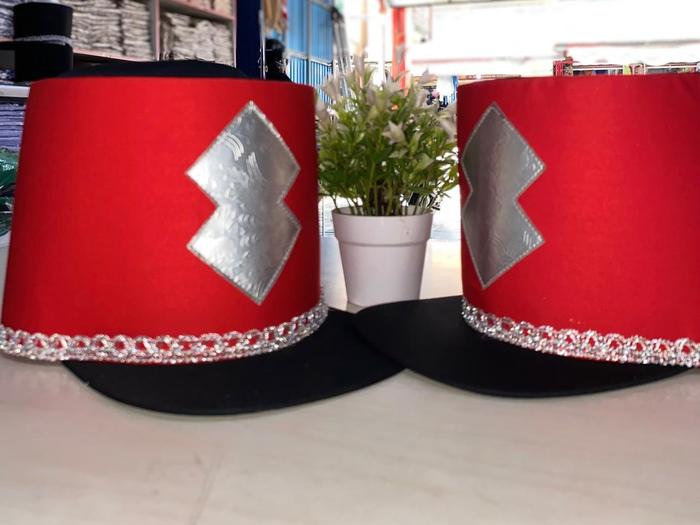 TOPI PASUKAN DRUMBAND MERAH HITAM UNTUK ANAK SD