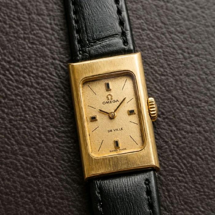 Omega De Ville Jam Tangan Wanita dengan Tali Kulit Hitam dan Desain Emas Elegan