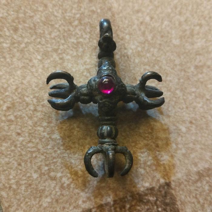Liontin Kalung Vajra Antik Dengan Batu Merah Muda Detail Tinggi Kualitas Tinggi