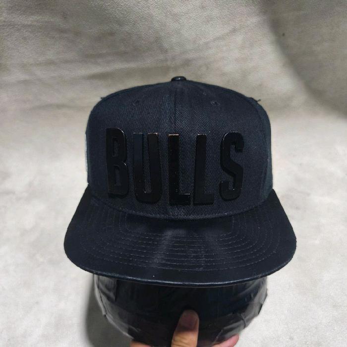 Topi snapback pria NBA Chicago Bulls hitam tulisan besi bekas