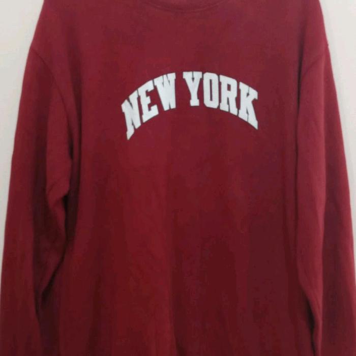 CN Sweatshirt Merah dengan Tulisan 'NEW YORK' di Depan
