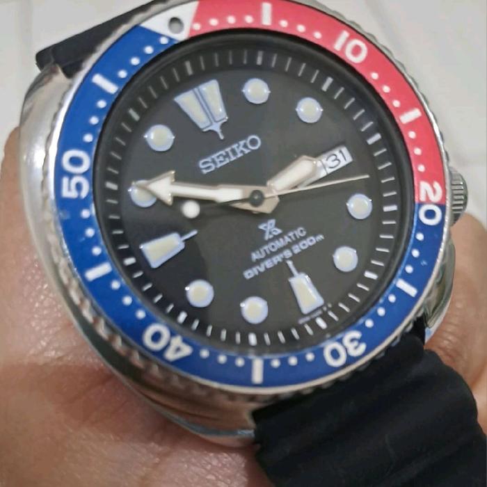 Seiko Turtle Jam Tangan Pria Automatic Divers 200m Tali Karet Hitam Tampilan Hitam dengan Bezel Biru
