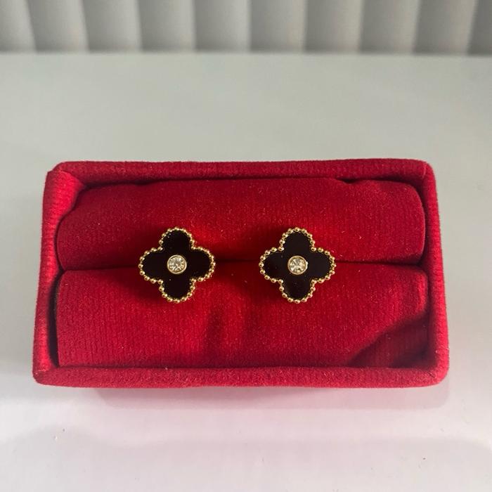 Anting clover hitam permata titanium